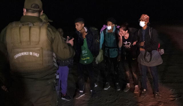 Los migrantes venezolanos reaccionan luego de ser detenidos por la Policía fronteriza chilena mientras cruzaban de forma irregular desde Perú. Foto: AFP
