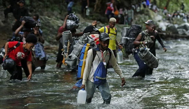 Decenas de haitianos emprenden en el pueblo colombiano de Acandí su travesía por una de las selvas más peligrosas del mundo rumbo a Norteamérica. Foto: EFE