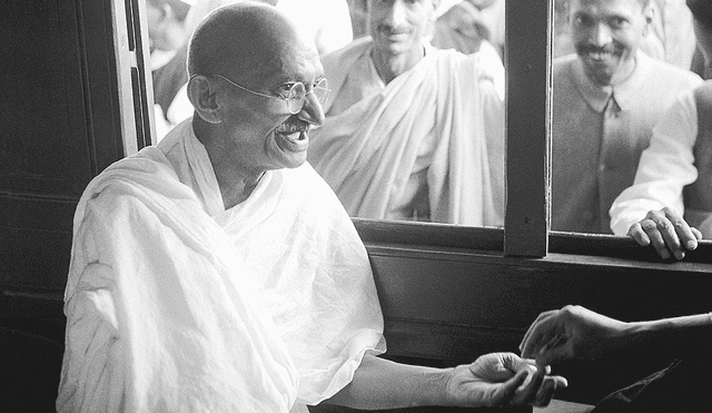 Mahatma Gandhi: En efemérides de hoy, el 2 de octubre de 1869 nació el líder pacifista en la India.