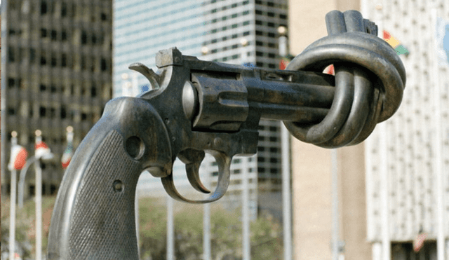 'El arma anudada', escultura de Karl Fredrik Reutersward representa la No violencia. Foto: ONU