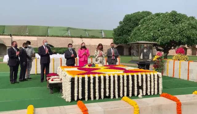 "Hemos venido a traerle una ofrenda floral a Gandhi", señaló la vicepresidenta en declaraciones a la prensa. Foto: EFE