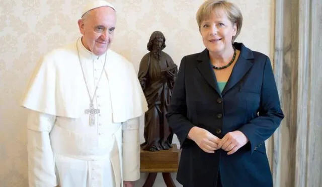 Esta será la séptima reunión entre el papa Francisco y la canciller alemana, quien ha querido despedirse personalmente del pontífice. Foto: EFE