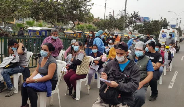 Además de vacunar a los mayores de 21 años, personal de salud realizó pruebas de descarte. Foto: Mary Luz Aranda / URPI-LR