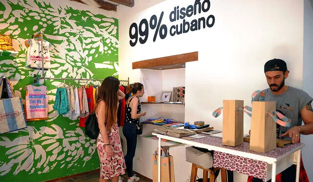 Turistas visitan la tienda privada La Clandestina en La Habana, el 28 de marzo de 2018. Foto: AFP
