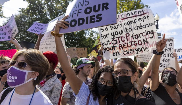 Activistas por los derechos de las mujeres se reúnen frente a la Corte Suprema después de una manifestación en la Plaza de la Libertad (Washington D. C.). Foto: Tasos Katopodis/AFP