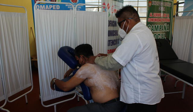 Los especialistas pusieron en marcha el centro de masajes. Foto: Municipalidad de Paita