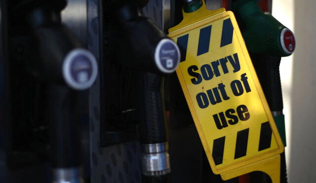 Muchas gasolineras en el país se han quedado desabastecidas y las colas de vehículos han sido interminables en algunas ciudades. Foto: AFP
