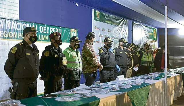 Resultado. El general Jorge Ángulo y el alcalde Alex Gonzales (centro) muestran las armas incautadas en San Juan de Lurigancho. Foto: PNP