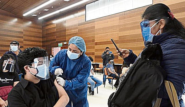 En marcha. En Tacna y Cusco, la vacunación de los menores continúa. En la primera región señalan que lo hacen siguiendo la evidencia que usan otros países. Foto: difusión