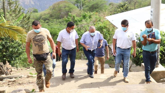 Gobernador Oscar Altamirano visitó el distrito de Yamón, donde anunció obras. Foto: GORE Amazonas