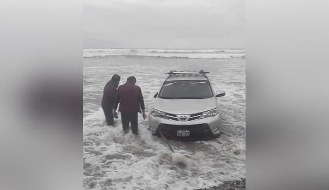 La unidad pertenece a esposos, quienes fueron ayudados por policías y pescadores. Foto: Iletrados