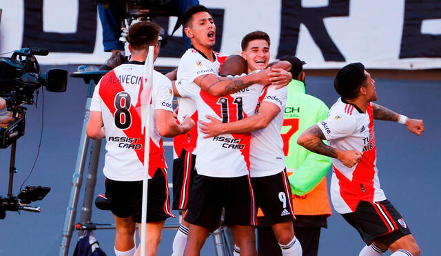 Los millonarios se fueron al descanso ganando 2-0 con goles de Julián Álvarez. Foto: EFE
