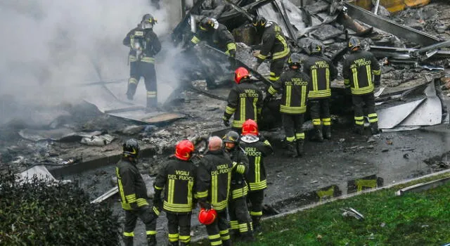 Mueren ocho personas al estrellarse un avión contra un edificio cerca de Milán. Foto: EFE