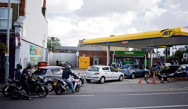Trágico. Británicos hacen largas colas en las abastecedoras de combustible durante horas. Foto: AFP