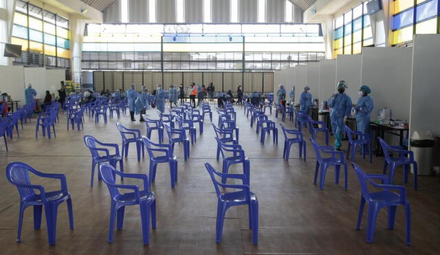 Centro de vacunación en la Universidad Católica de Santa María. Foto: Rodrigo Talavera/La República