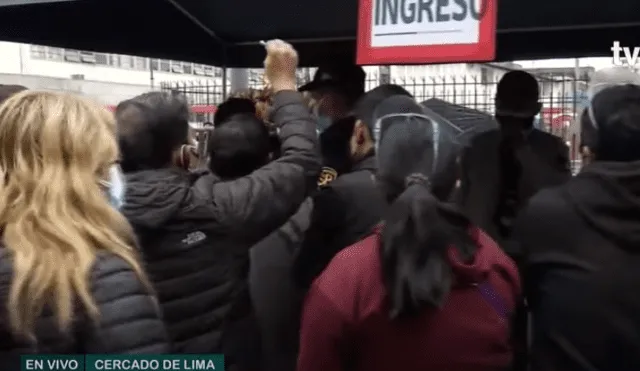 Ciudadanos reclaman atención en local de Reniec. Foto: captura de TVPerú