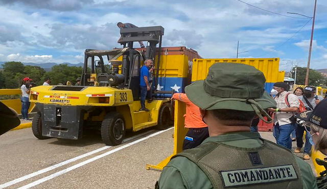 Fueron removidos los contenedores que bloqueaban la circulación por el principal cruce fronterizo entre Venezuela y Colombia, el puente Simón Bolívar-Francisco de Paula Santander. Foto: AFP