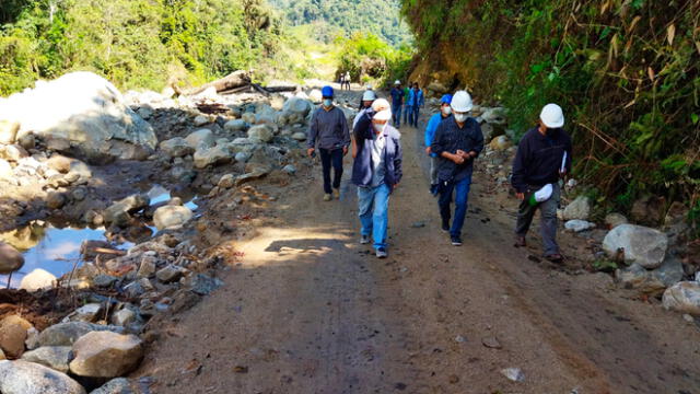 Gobernador Pedro Bogarín supervisa los trabajos que se realizan en la carretera Metal - Marcos en Tocache. Foto: Goresam