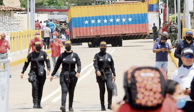 Libre paso. Vista de uno de los contenedores que impiden el paso fronterizo en Tachira. Foto: EFE