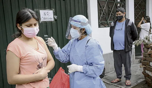 Protección. En Lima, solo en un sector de Ate se ha vacunado a jóvenes de 18 años debido a que en la zona se detectaron tres casos del sublinaje delta plus. El resto esperará algunas semanas. Foto: John Reyes / La República