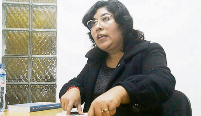 Sobre la mesa. Chávez dice que no piensa renunciar a Perú Libre, sino cómo mejorarlo. Foto: difusión