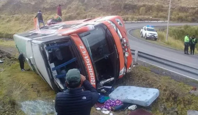 Vehículo terminó volcado en la parte externa de la carretera. Foto: Facebook Radio Fuego Huari