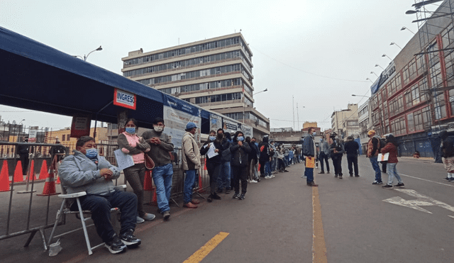 Personas esperando su atención en agencia del Cercado de Lima. Créditos: Joel Robles / URPI-LR
