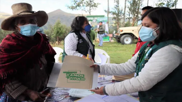Campesina de San Silvestre de Cochán recibe su título de propiedad. Foto: DRA Cajamarca.