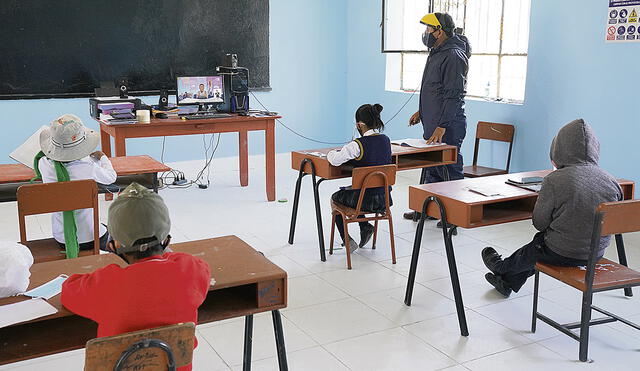 En clase. Los docentes consideran que enseñar en tiempos de pandemia es más costoso, pues deben financiar la conectividad y los equipos que usan. Foto: difusión