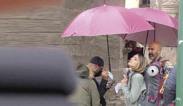 Protección. La grabación se produjo en plena llovizna. Los actores, como el español, Antonio Gil, recurrieron al paraguas.