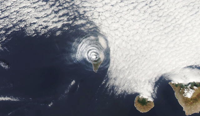 El satélite Aqua captó las nubes concéntricas generadas tras las erupción del volcán Cumbre Vieja, en La Palma, España. Foto: Visible Earth-NASA