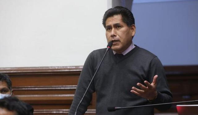 El congresista Víctor Cutipa señaló que el presidente Pedro Castillo deberá tomar la decisión correcta respecto al gabinete. Foto: Congreso