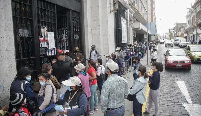 Largas colas se extendieron hasta la altura del Banco de la Nación. Foto: Rodrigo Talavera/ La República