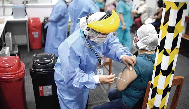 Otra más. Personal de salud recibirá una tercera dosis. Foto: La República