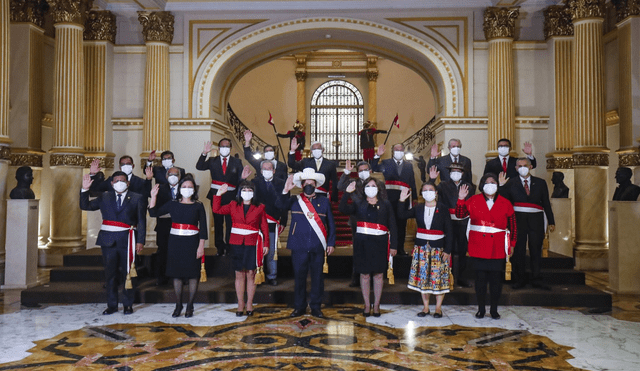 Jefe de Estado, Pedro Castillo, posa con los miembros del Gabinete Ministerial presidido por Mirtha Vásquez. Foto: Presidencia