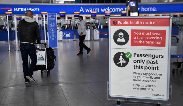Pasajeros en el aeropuerto de Heathrow, en Londres. Foto: Andy Rain/EFE