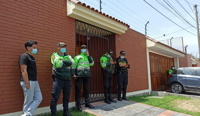 Policías y peritos en Criminalística llegaron al lugar para iniciar las investigaciones. Foto: Gianella Aguirre / URPI-LR