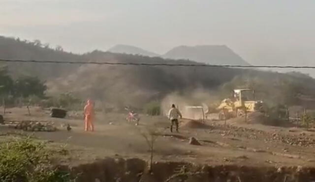 Este jueves 7 de octubre, los invasores habría iniciado la nivelación del terreno con maquinaria pesada. Foto: captura de video/difusión.