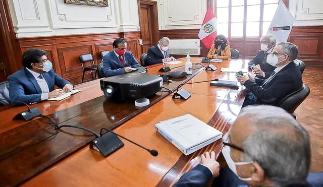 Para adelante. Presidenta del Consejo de Ministros, Mirtha Vásquez, en reunión con los ministros que formarán parte de la renegociación. Foto: difusión