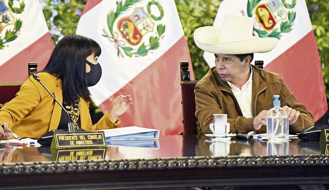 La primera reunión entre el presidente Pedro Castillo y el nuevo gabinete que conduce Mirtha Vásquez se celebró ayer. Sirvió para perfi lar una agenda de trabajo entre los sectores. Foto: Sepres
