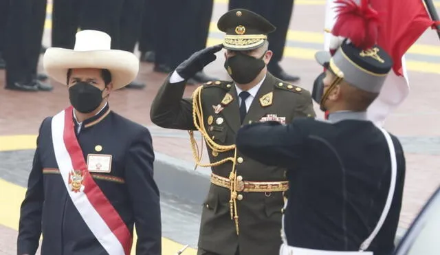 Pedro Castillo recibe saludo de los mandos militares a su llegada a la plaza Grau del Callao. Foto: La República/Carlos Félix