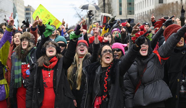 Mujeres inspiradas en el grupo feminista chileno llamado Las Tesis bailan durante la 4ta Marcha de Mujeres en Washington, DC. Foto: Roberto Schmidt/AFP/referencial
