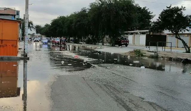 El agua no pudo circular por el canal debido a la presencia de montículos de basura. Foto: Prensa Lambayeque