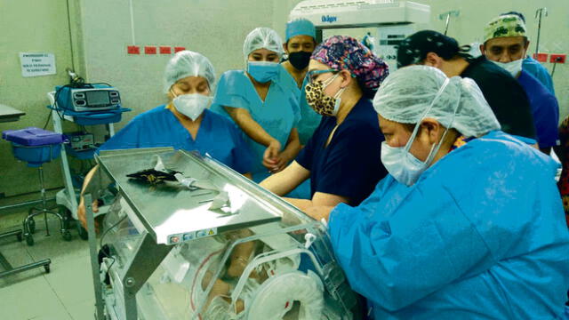 Prueba en vacío. El grupo de médicos que participará en intervención hizo un simulacro para operar a los siameses.
