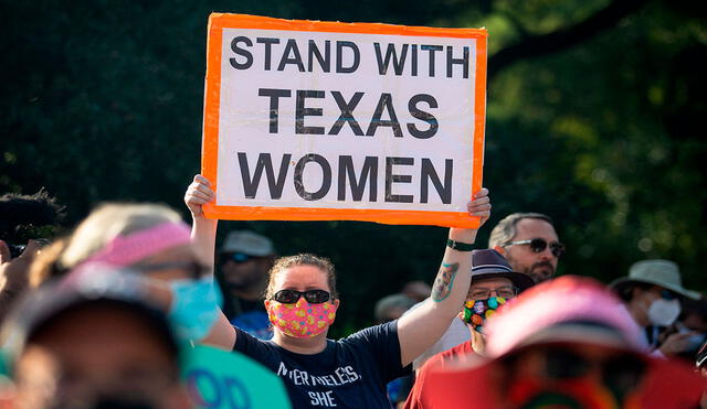 Gran cantidad de personas se han manifestado recientemente en Texas en contra de la restrictiva ley que prohíbe la mayoría de abortos. Foto: AFP