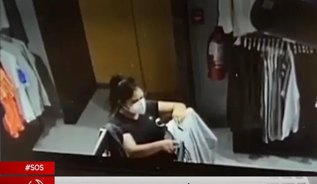 Tras burlar el broche de seguridad, mujer guardaba la prenda en su cartera. Foto: América Noticias