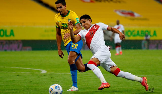 El último partido de Ruidíaz con Perú fue contra Brasil en la anterior fecha triple. Foto: EFE