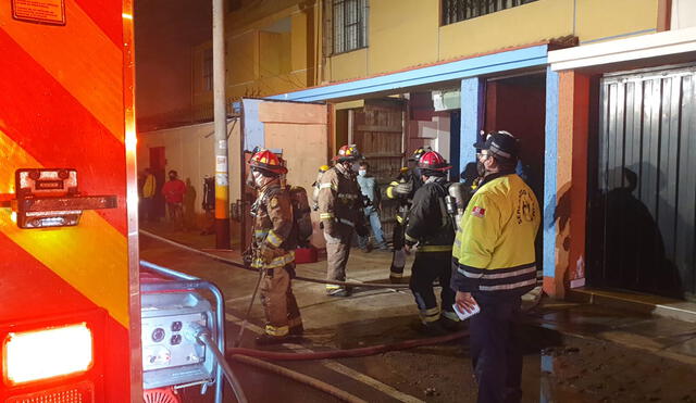 El cuerpo de bomberos logró controlar el siniestro; sin embargo, viviendas aledañas también se han visto afectadas. Foto: Raúl Egusquiza / URPI-LR