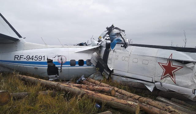 Los restos del avión L-410 cerca de la ciudad de Menzelinsk. Según la agencia de noticias Interfax, el avión pertenecía a la Sociedad Voluntaria de Asistencia al Ejército, Aviación y Armada de Rusia. Foto: Russian Emergency Ministry/AFP