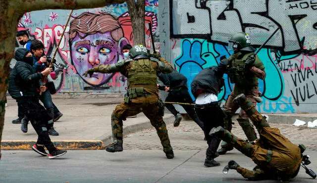 La Policía antidisturbios se enfrenta con manifestantes durante una protesta de indígenas mapuches en el centro de Santiago. Foto: AFP